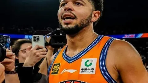 苏亚雷斯五大经典进球回顾：空中绝杀诺维奇，巧妙脚后跟助攻马略卡得分！